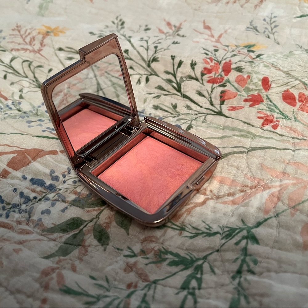 Hourglass Ambient Lighting Blush